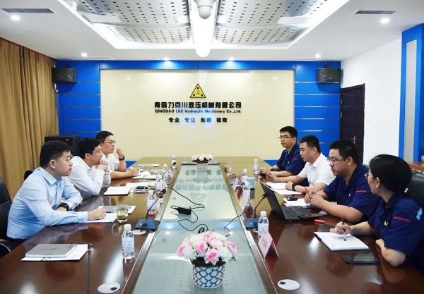 為高質(zhì)量發(fā)展賦能！青島高新區李天傳主任至力克川液壓調研2.jpg